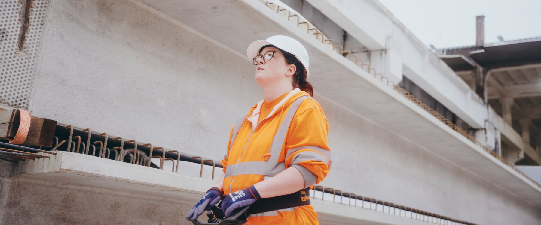 Moll-Rail-&-Precast-Mitarbeiterin-steuert-Maschine-©-Max-Freiburger Moll-Rail-&-Precast-Mitarbeiterin-steuert-Maschine-©-Max-Freiburger