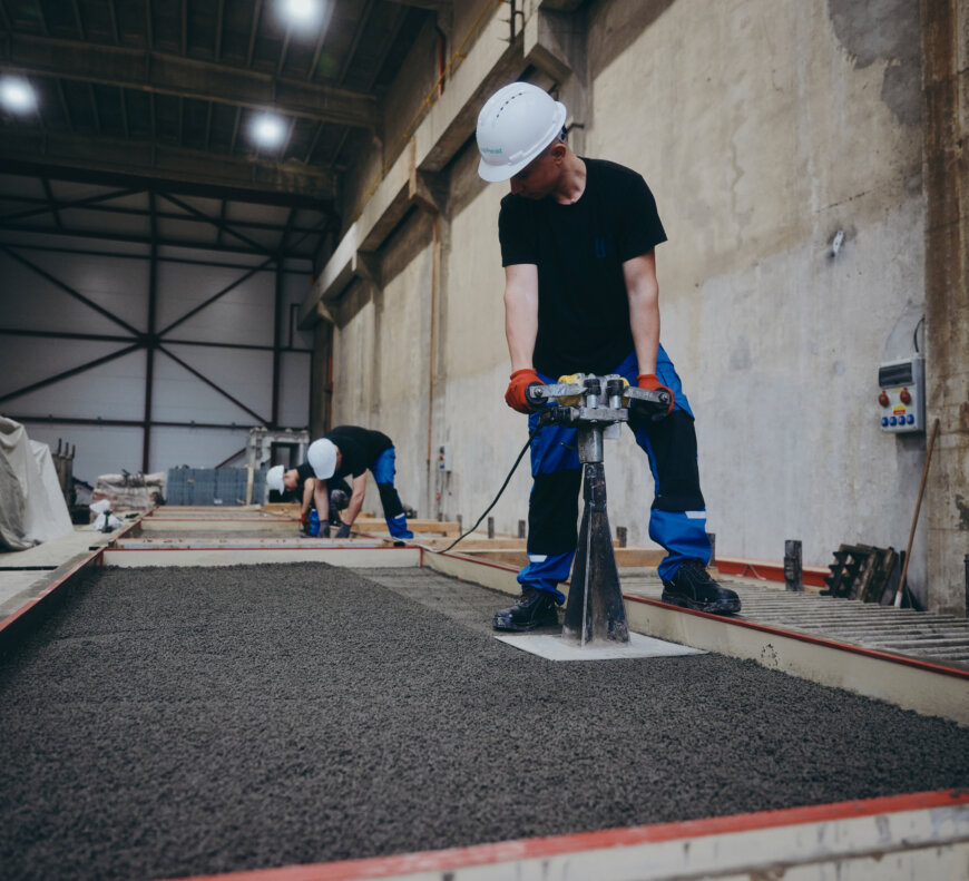 Moll-Rail-&-Precast-Mitarbeiter-arbeiten-an-betonfertigteil-©-Max-Freiburger