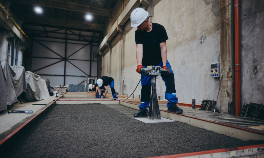 Moll-Rail-&-Precast-Mitarbeiter-arbeiten-an-betonfertigteil-©-Max-Freiburger Moll-Rail-&-Precast-Mitarbeiter-arbeiten-an-betonfertigteil-©-Max-Freiburger