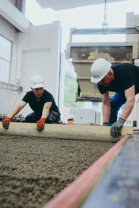 Moll-Rail-&-Precast-Mitarbeiter-arbeiten-an-Betonprodukt-©-Max-Freiburger