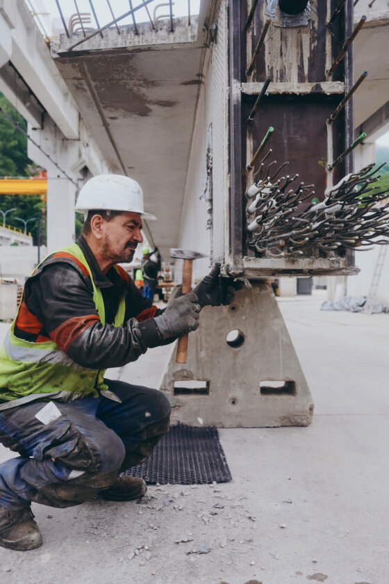 Moll-Rail-&-Precast-Mitarbeiter-arbeitet-an-Betonprodukt-©-Max-Freiburger Moll-Rail-&-Precast-Mitarbeiter-arbeitet-an-Betonprodukt-©-Max-Freiburger