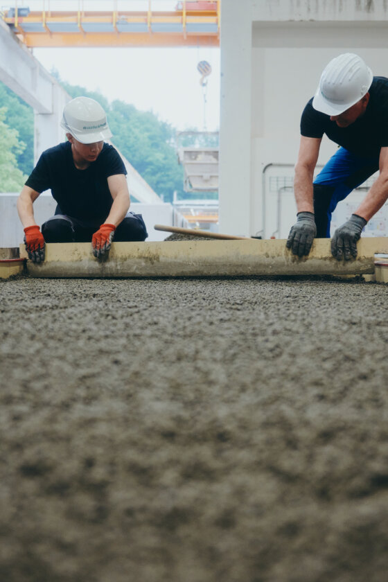 Moll-Rail-&-Precast-Mitarbeiter-gleiche-Oberfläche-von-Betonprodukt-aus-©-Max-Freiburger