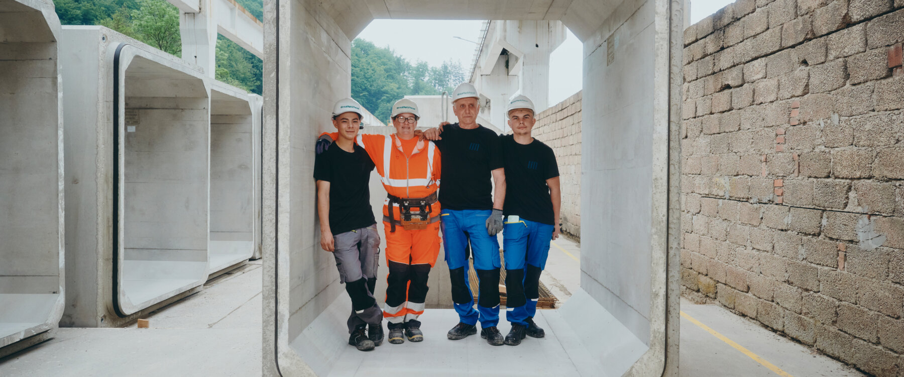 Moll-Rail-&-Precast-Mitarbeiter-in-Betonteil-©-Max-Freiburger Moll-Rail-&-Precast-Mitarbeiter-in-Betonteil-©-Max-Freiburger