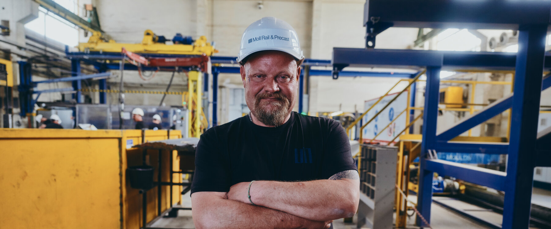Moll-Rail-&-Precast-Mitarbeiter-lächelt-in-die-Kamera-©-Max-Freiburger Moll-Rail-&-Precast-Mitarbeiter-lächelt-in-die-Kamera-©-Max-Freiburger