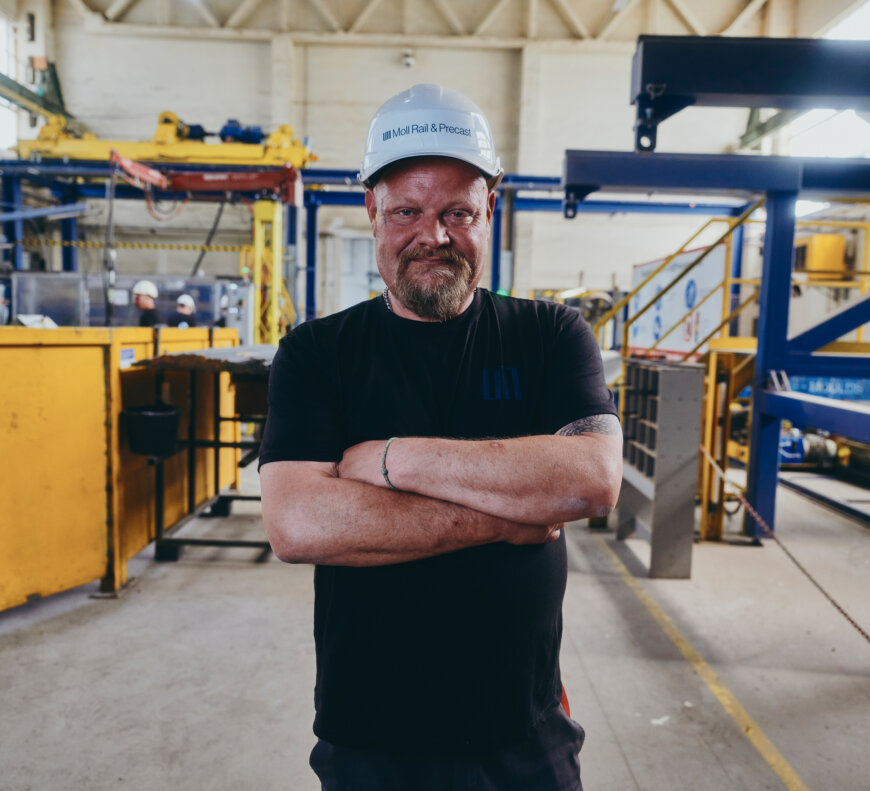 Moll-Rail-&-Precast-Mitarbeiter-lächelt-in-die-Kamera-©-Max-Freiburger Moll-Rail-&-Precast-Mitarbeiter-lächelt-in-die-Kamera-©-Max-Freiburger