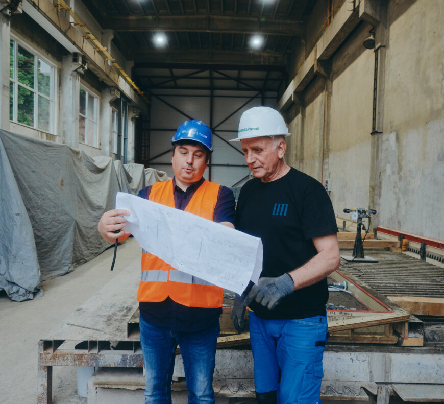 Moll-Rail-&-Precast-Mitarbeiter-schauen-auf-Bauplan-©-Max-Freiburger