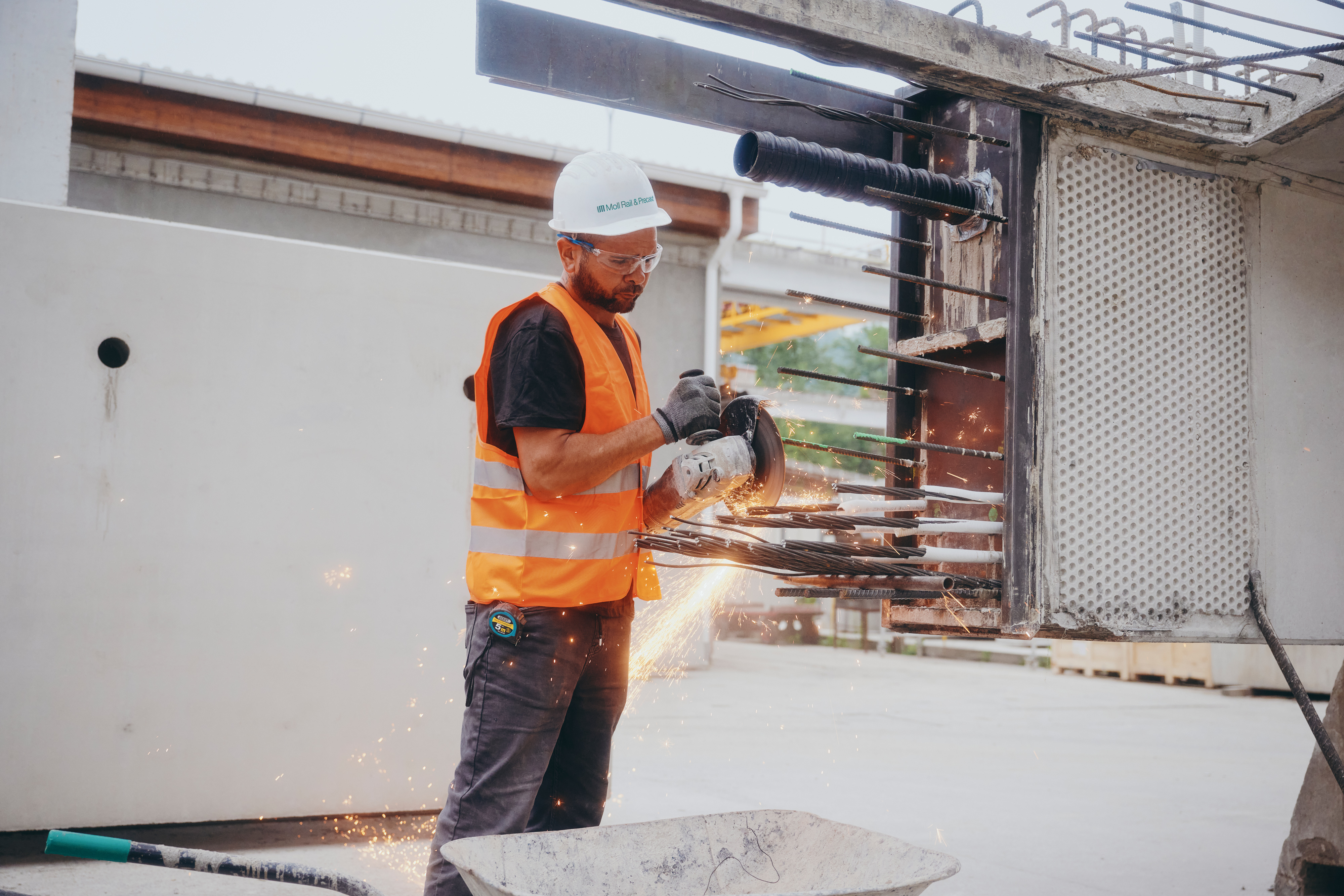 Moll-Rail-&-Precast_Mitarbeiter-schneidet-Betonfertigteil_Z9F6060_©Max-Freiburger