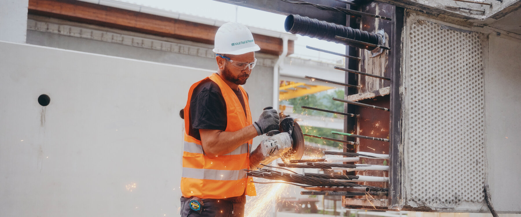 Moll-Rail-&-Precast_Mitarbeiter-schneidet-Betonfertigteil_Z9F6060_©Max-Freiburger Moll-Rail-&-Precast_Mitarbeiter-schneidet-Betonfertigteil_Z9F6060_©Max-Freiburger