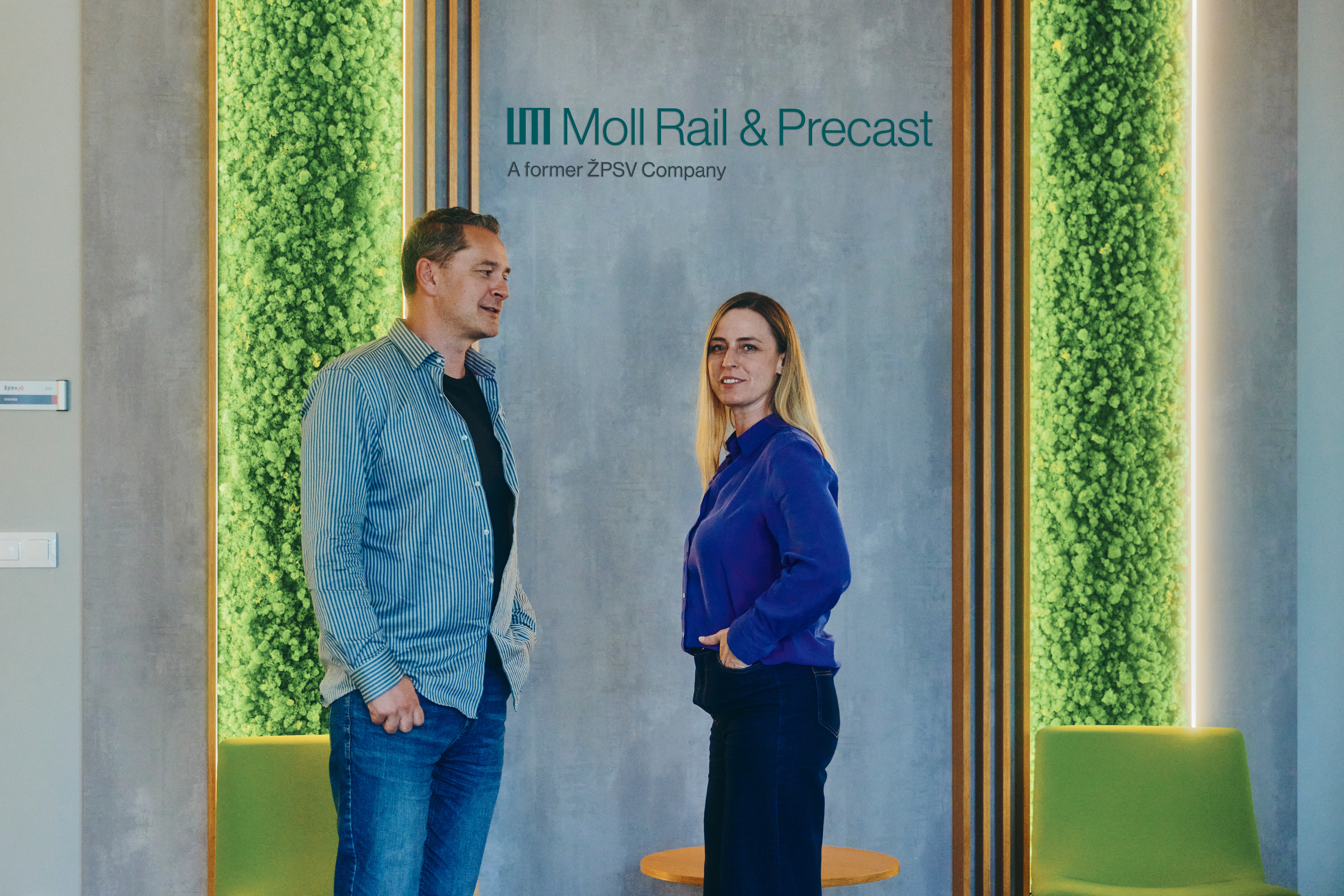 Moll-Rail-&-Precast-Mitarbeiter-im-Gespraech-©-Max-Freiburger
